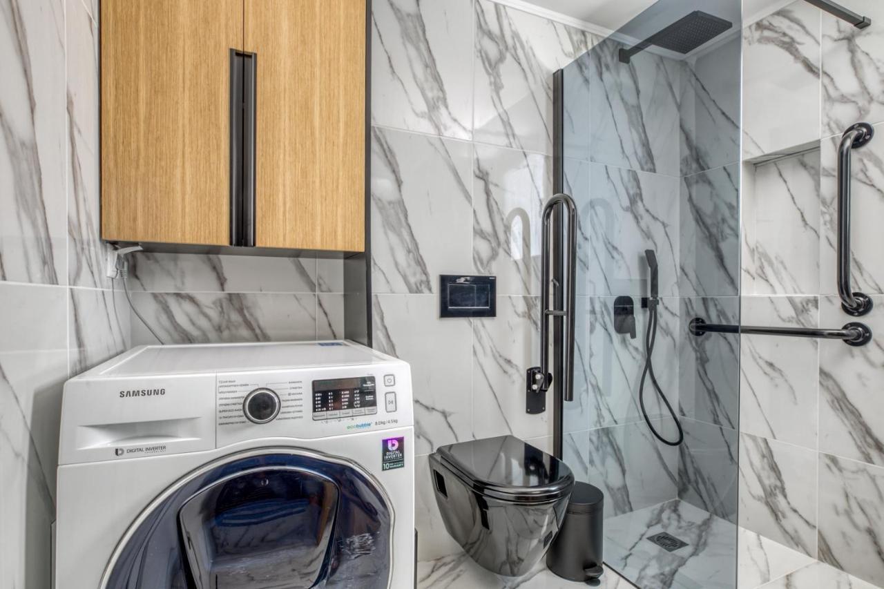 Spacious Flat With Courtyard And Private Parking! เอเธนส์ ภายนอก รูปภาพ