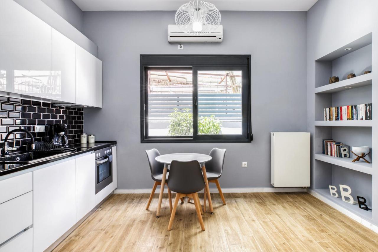 Spacious Flat With Courtyard And Private Parking! เอเธนส์ ภายนอก รูปภาพ